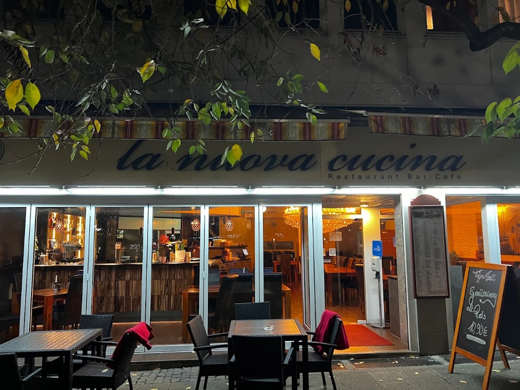 La Nuova Cucina Außenansicht bei Nacht